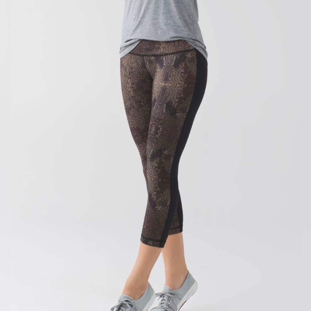 Lululemon Wunder Under Crop II *Full-On Luon
Golden Godess Cashew Multi / Black